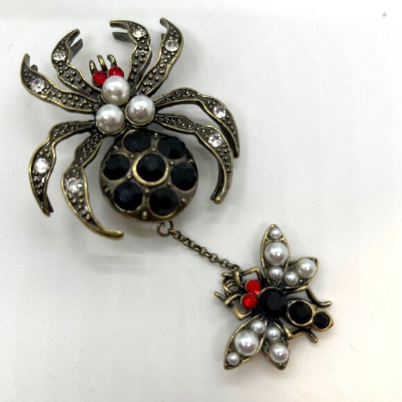 Gothic Spider Brooch Pin Dangling Fly Pearl Red Rhinestone Insect Halloween - Picture 3 of 13